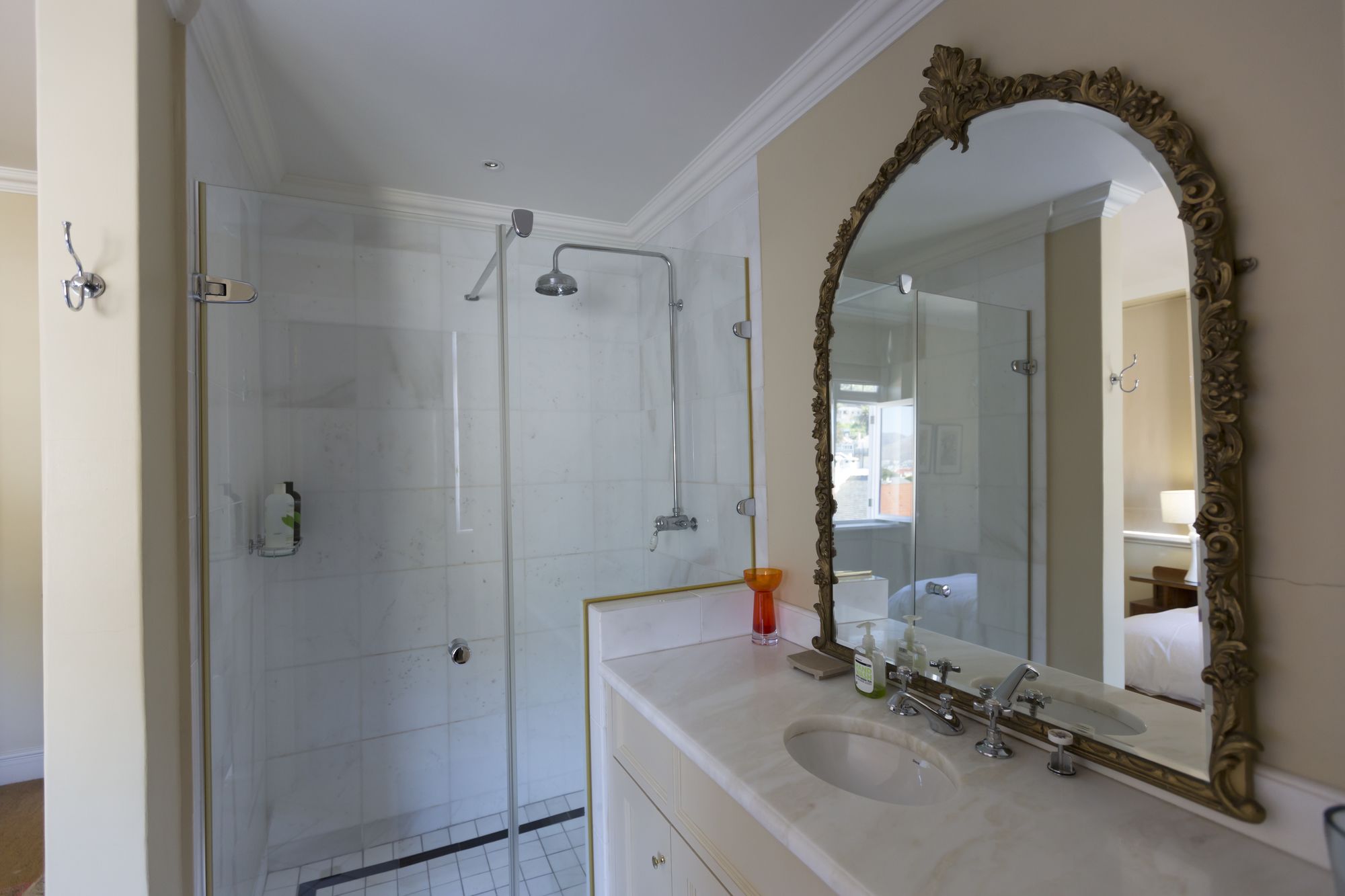 Фото The Majestic Apartment