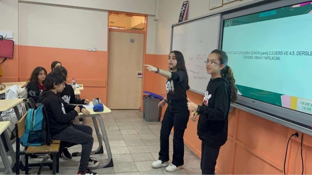 مدرسة Ogretmenler Ve Seker Middle School ، إزمير، صورة