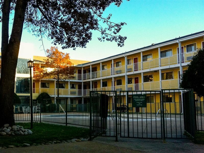 Фото Oaktree Inn and Suites