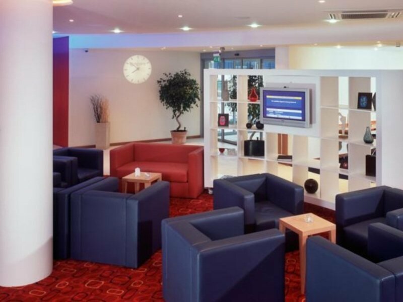 Фото Holiday Inn London - West, an Ihg Hotel