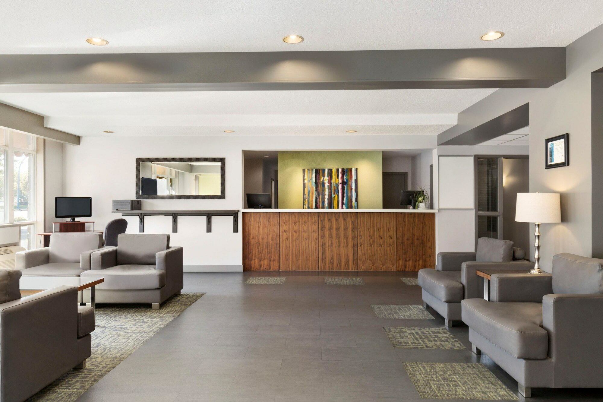 Фото Days Inn by Wyndham Victoria Airport Sidney