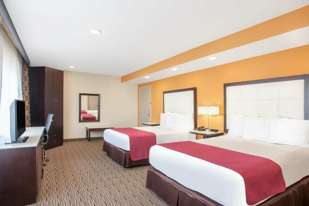 Фото Ramada by Wyndham Culver City