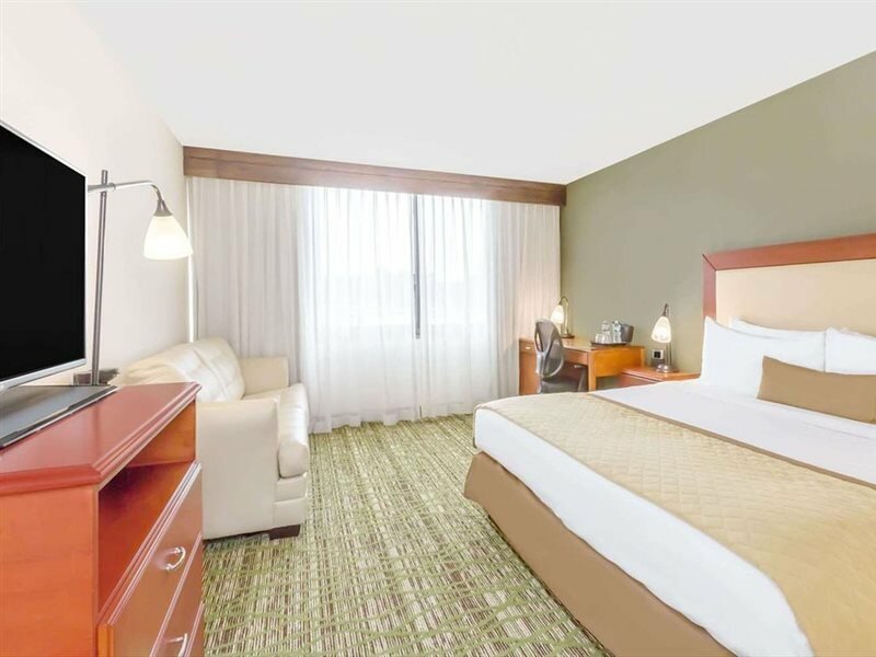 Фото Clarion Hotel & Suites