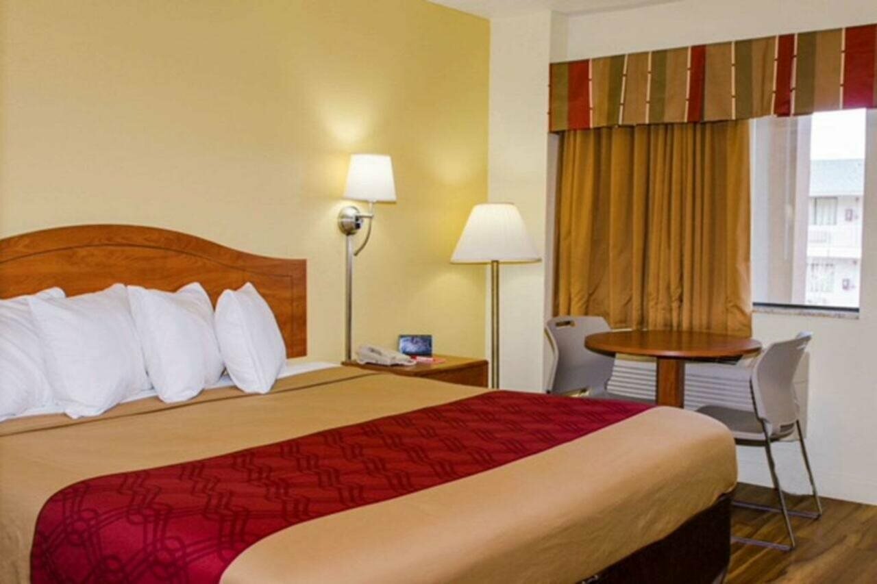 Фото Econo Lodge East