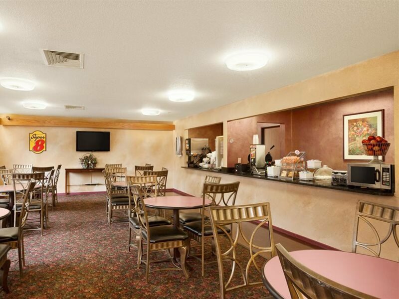 Фото Super 8 by Wyndham Milwaukee Airport