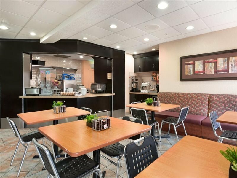 Фото Super 8 by Wyndham Calgary Shawnessy Area