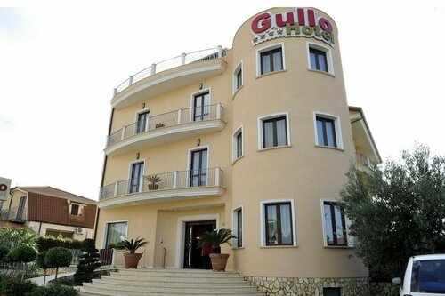 Внешний вид отеля Hotel Gullo в Кьюринге, фото 1
