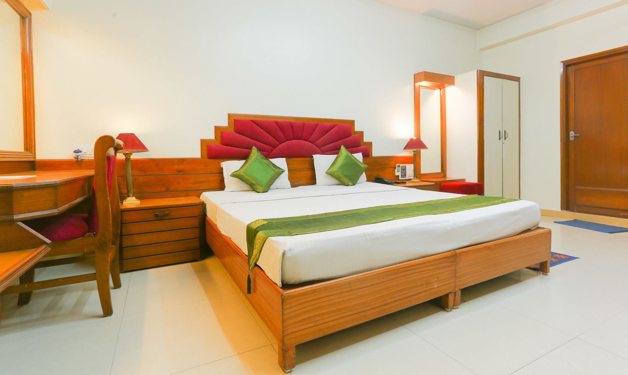 Фото Treebo Trend Natraj