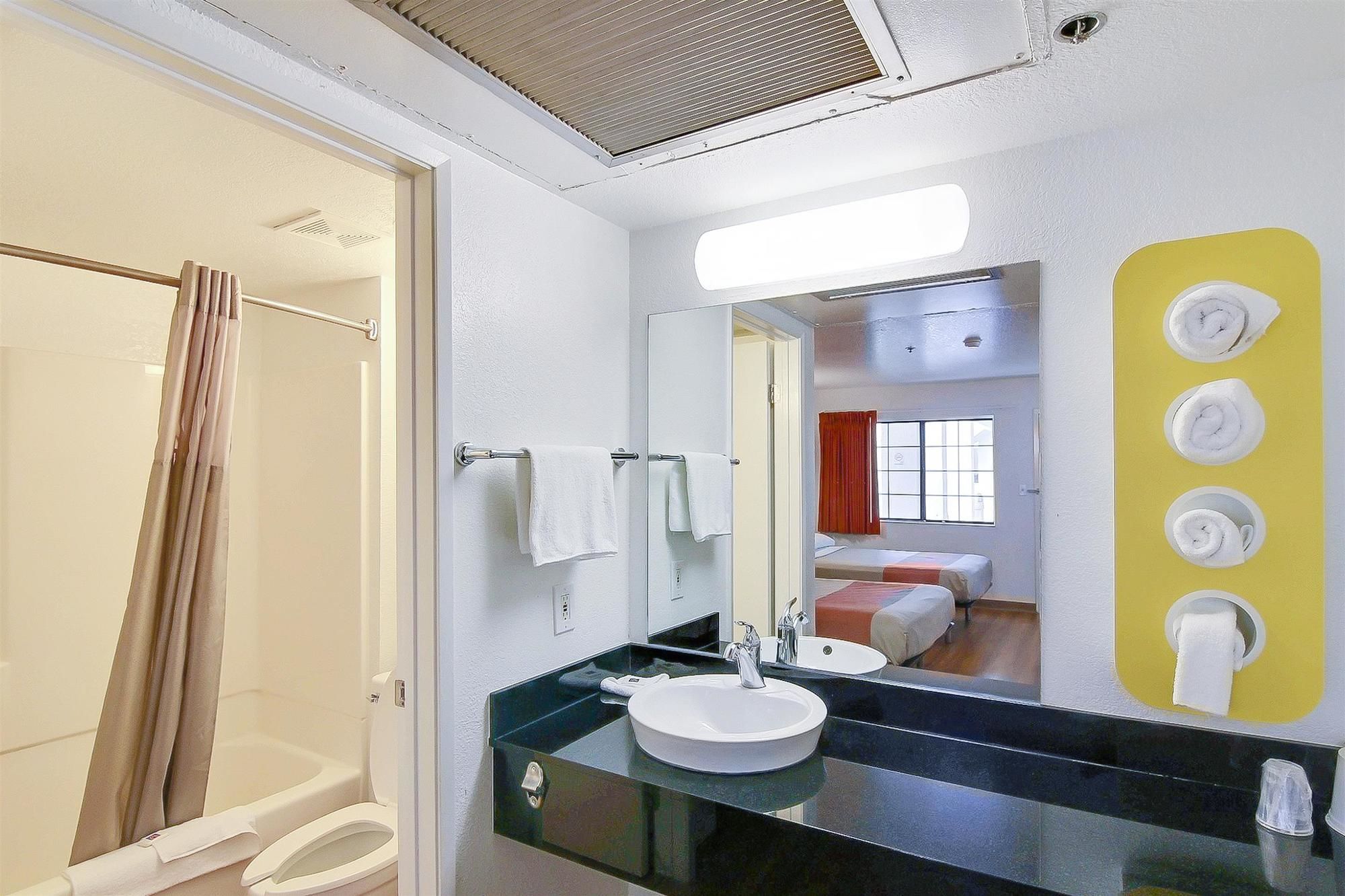 Фото Motel 6 Thousand Oaks Ca