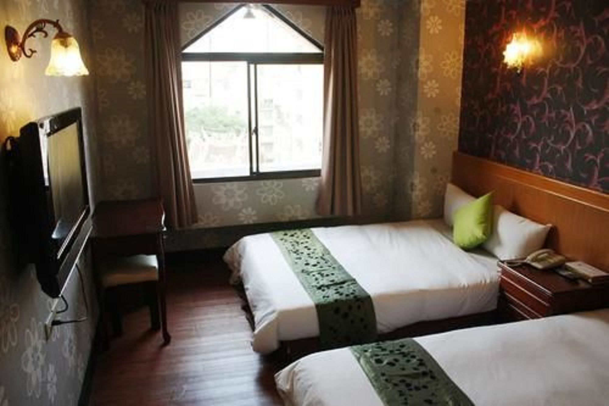 Фото Chiayi Crown Hotel