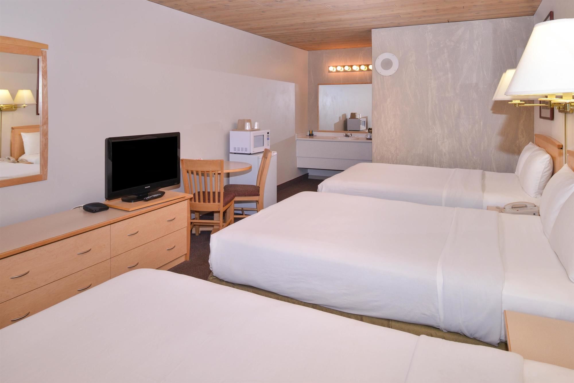 Фото Canadas Best Value Inn & Suites Fernie