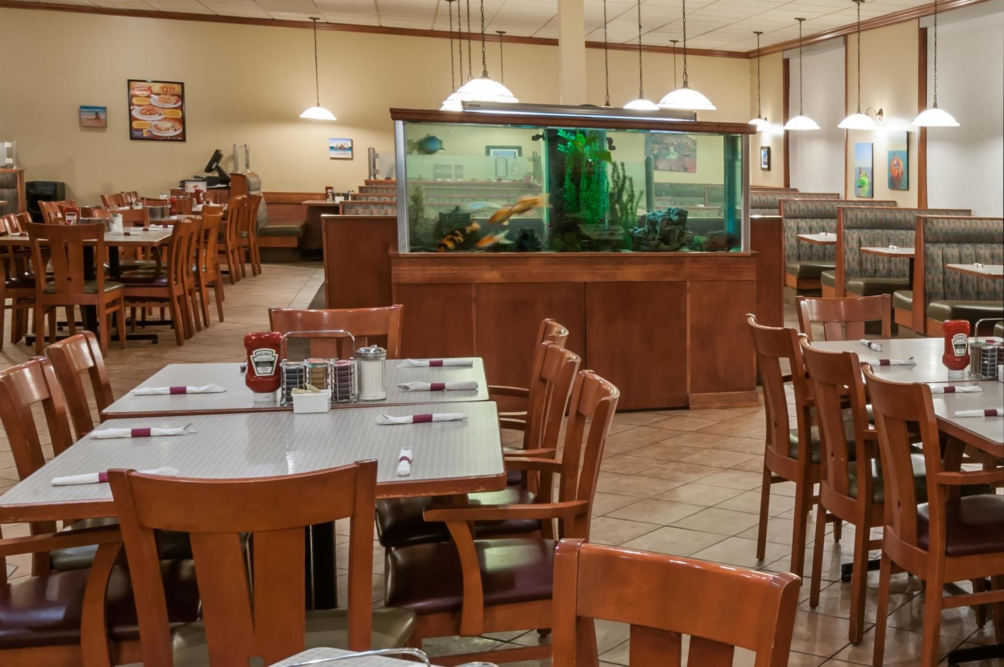 Фото Ramada by Wyndham Airdrie Hotel and Suites