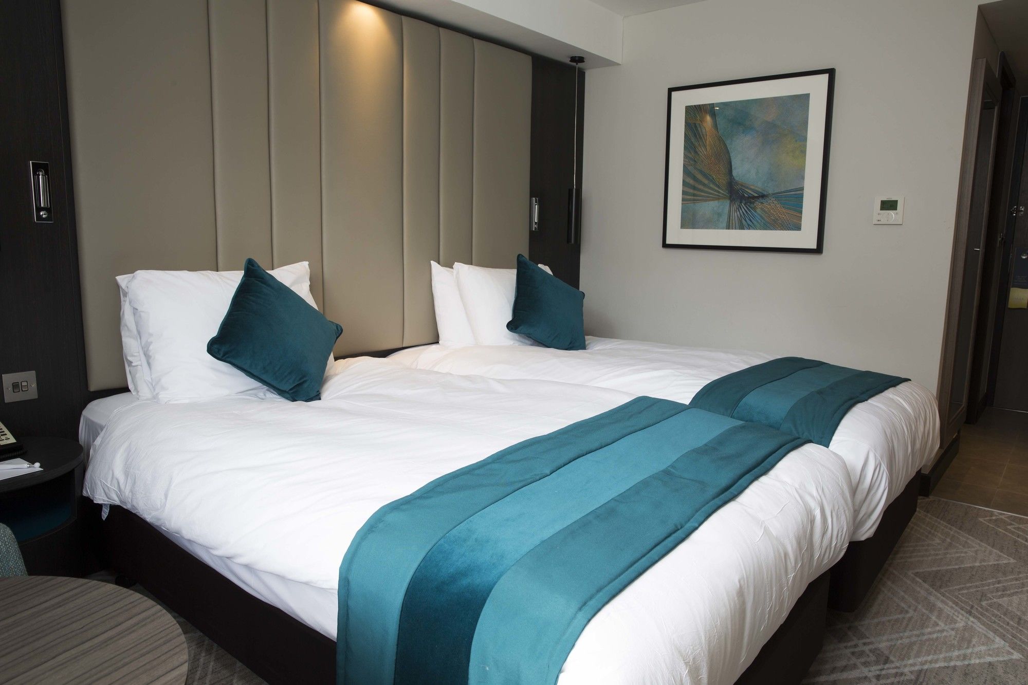 Фото Crowne Plaza Basingstoke