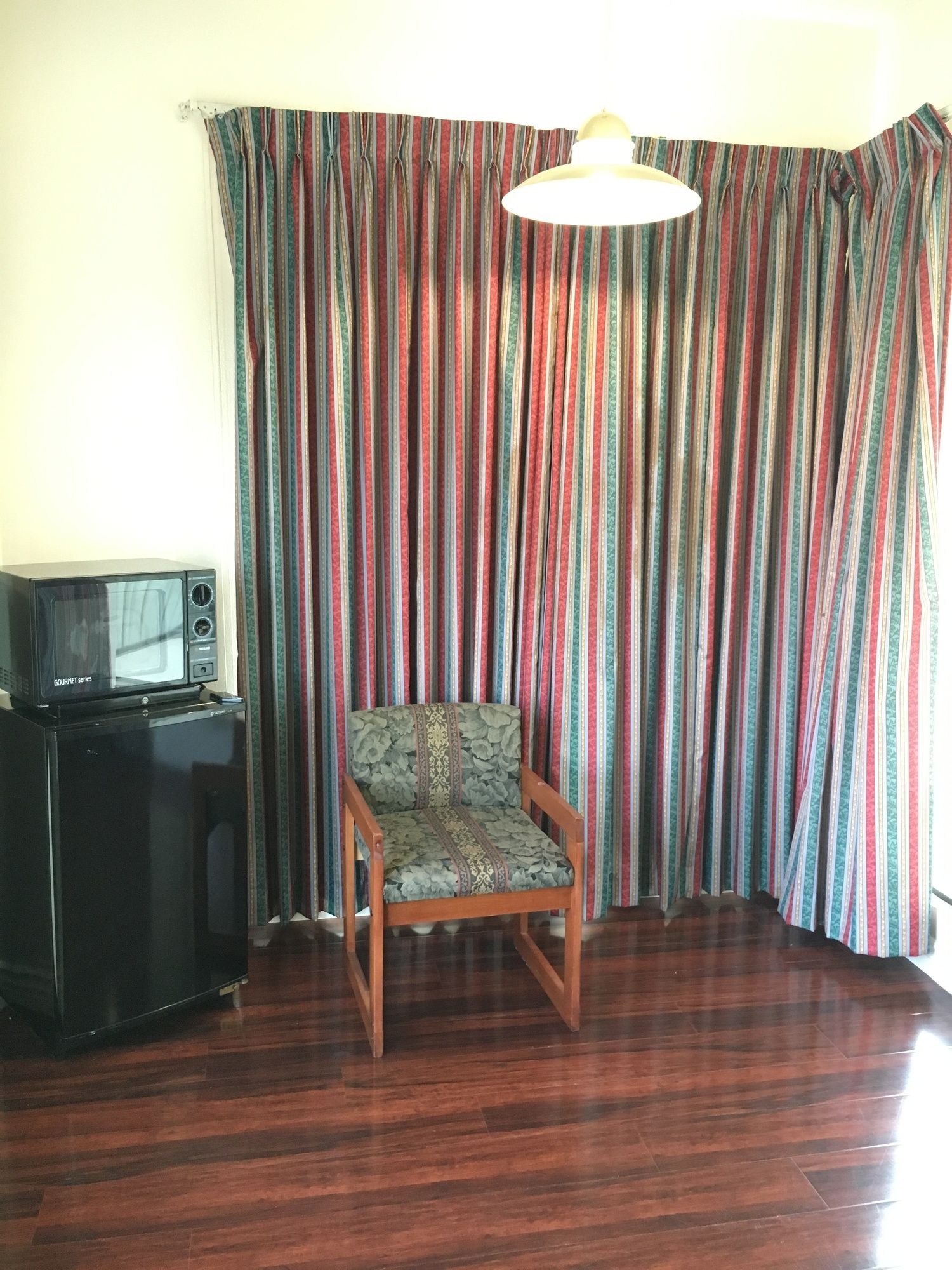 Фото Riverside Inn & Suites