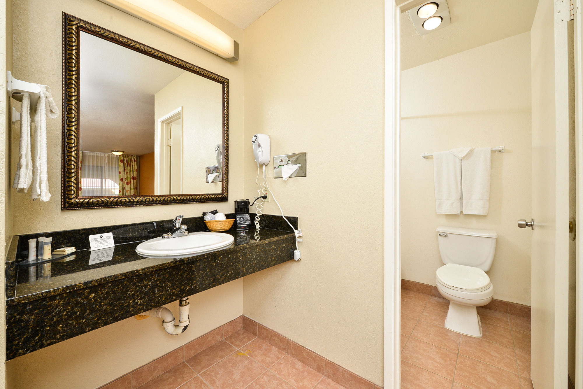 Фото Econo Lodge Inn & Suites El Cajon San Diego East