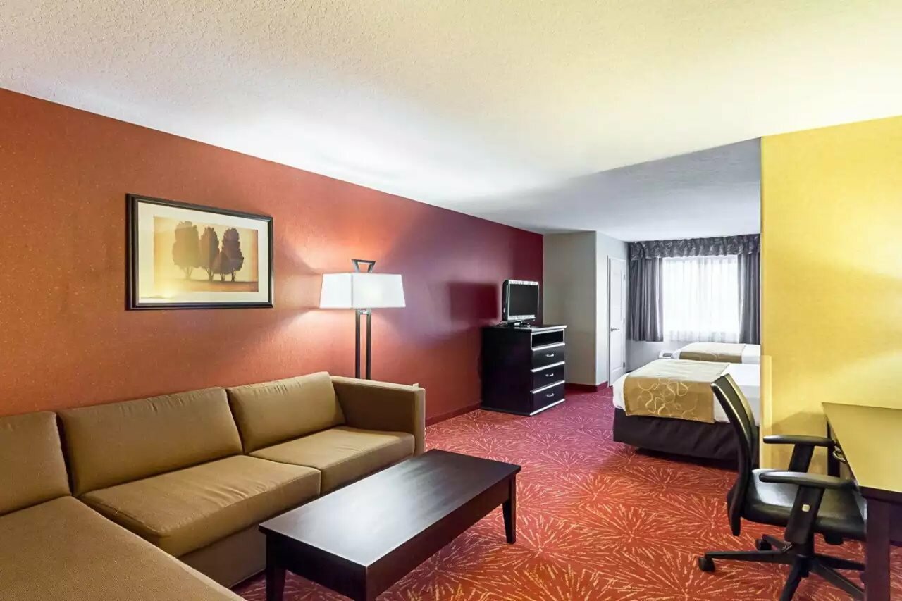 Фото Comfort Suites Airport