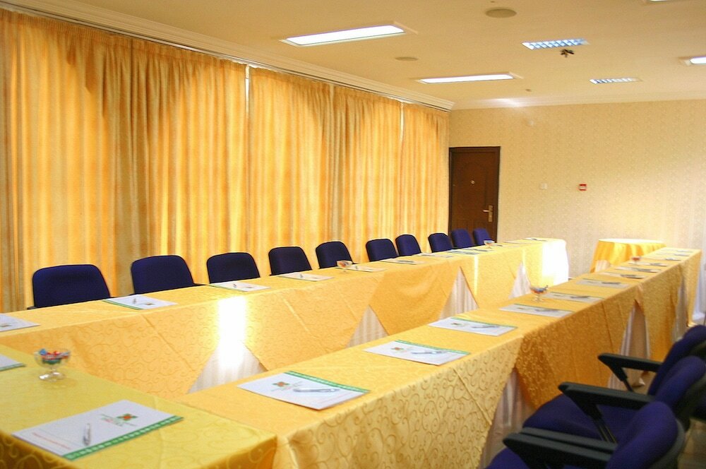 Фото Airport West Hotel