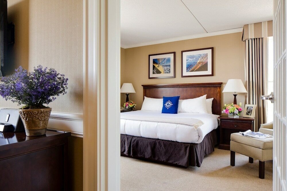 Фото Salem Waterfront Hotel & Suites