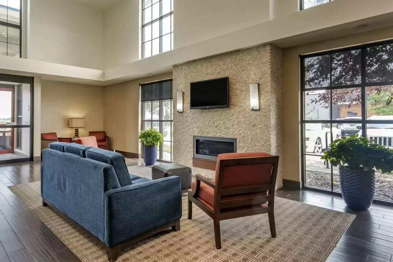 Фото Comfort Suites Airport - University