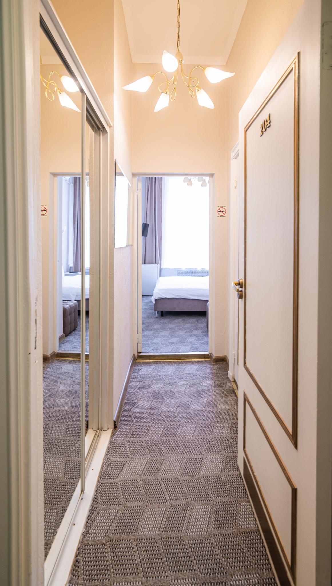 Фото Ист Вест