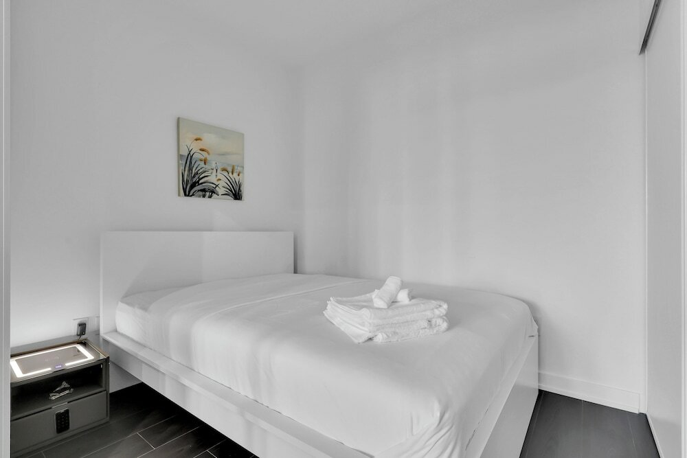 Фото Modern suite steps to port credit Go