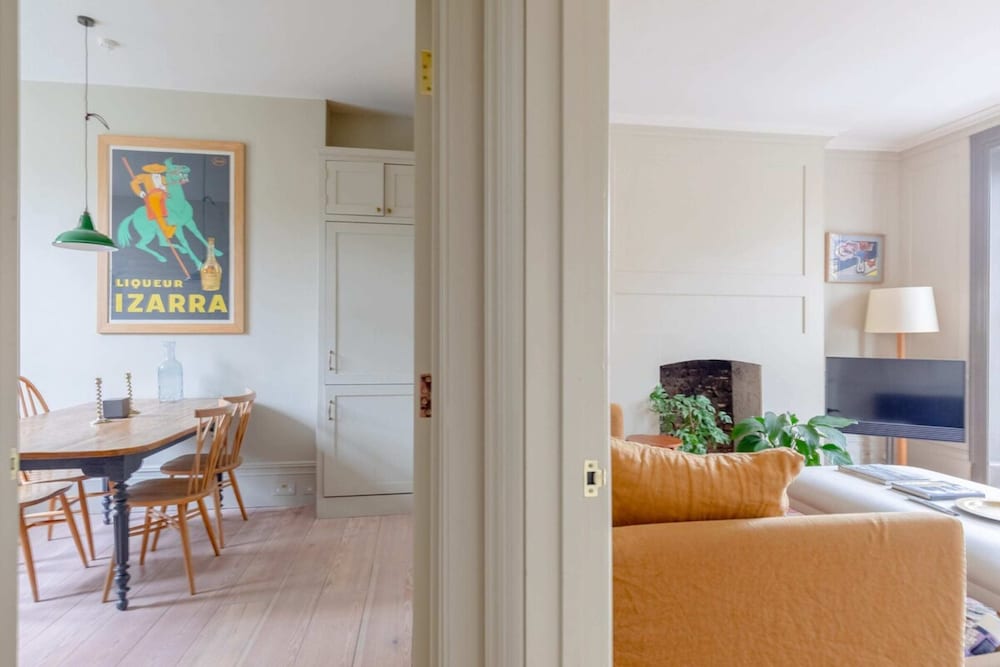 Фото Spacious & Elegant 2bd Victorian Flat - Islington!