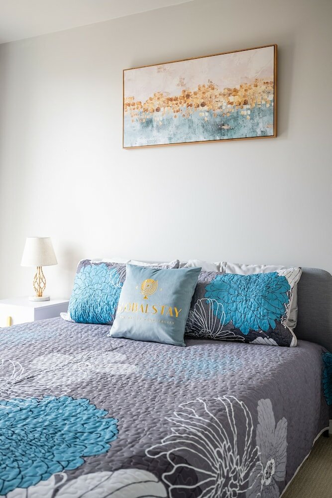 Фото Beautiful Condos In Heart of Downtown