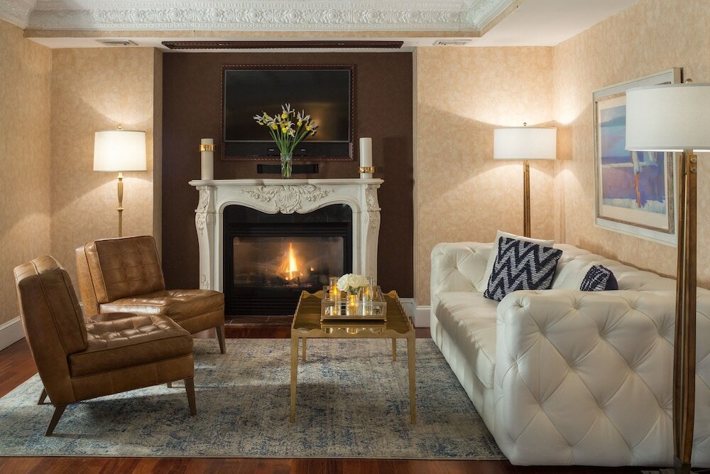 Фото Chateau Inn and Suites