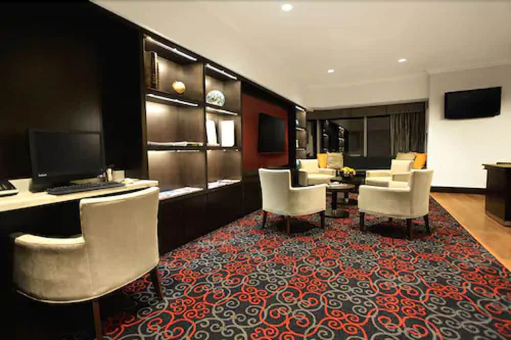 Фото Delta Hotels by Marriott London Armouries