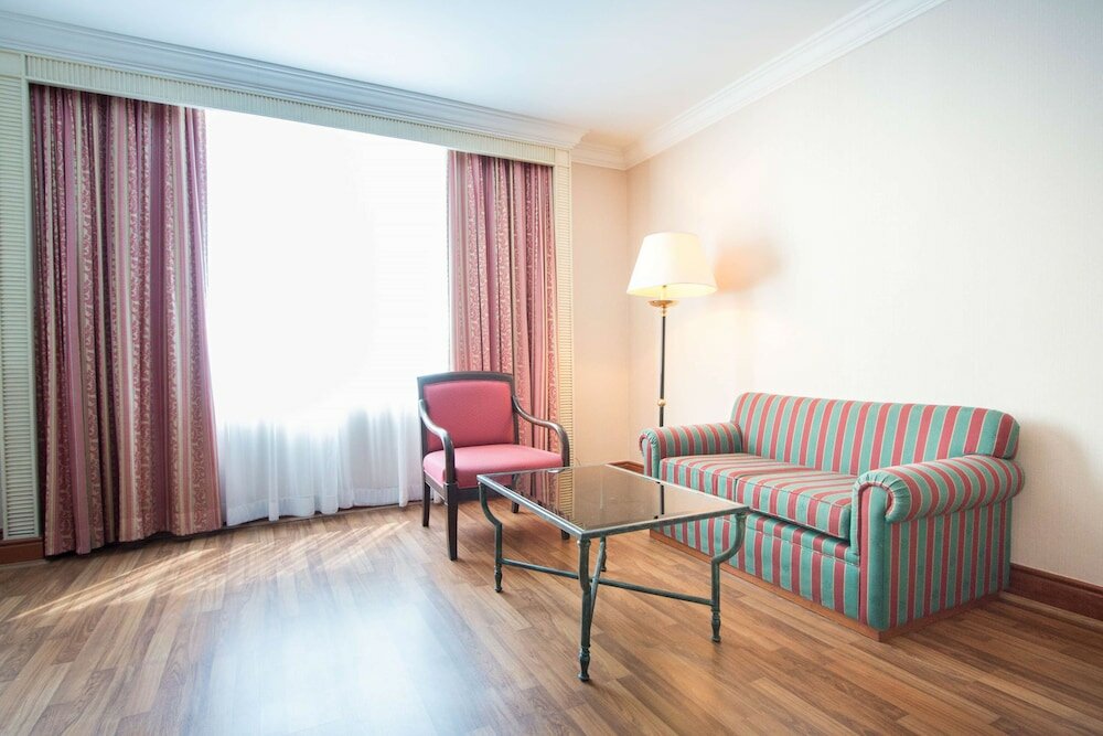 Фото Golden Tulip Sovereign Hotel