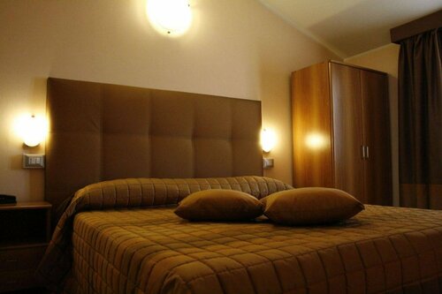 Внешний вид отеля Hotel Europa в Модене, фото 2