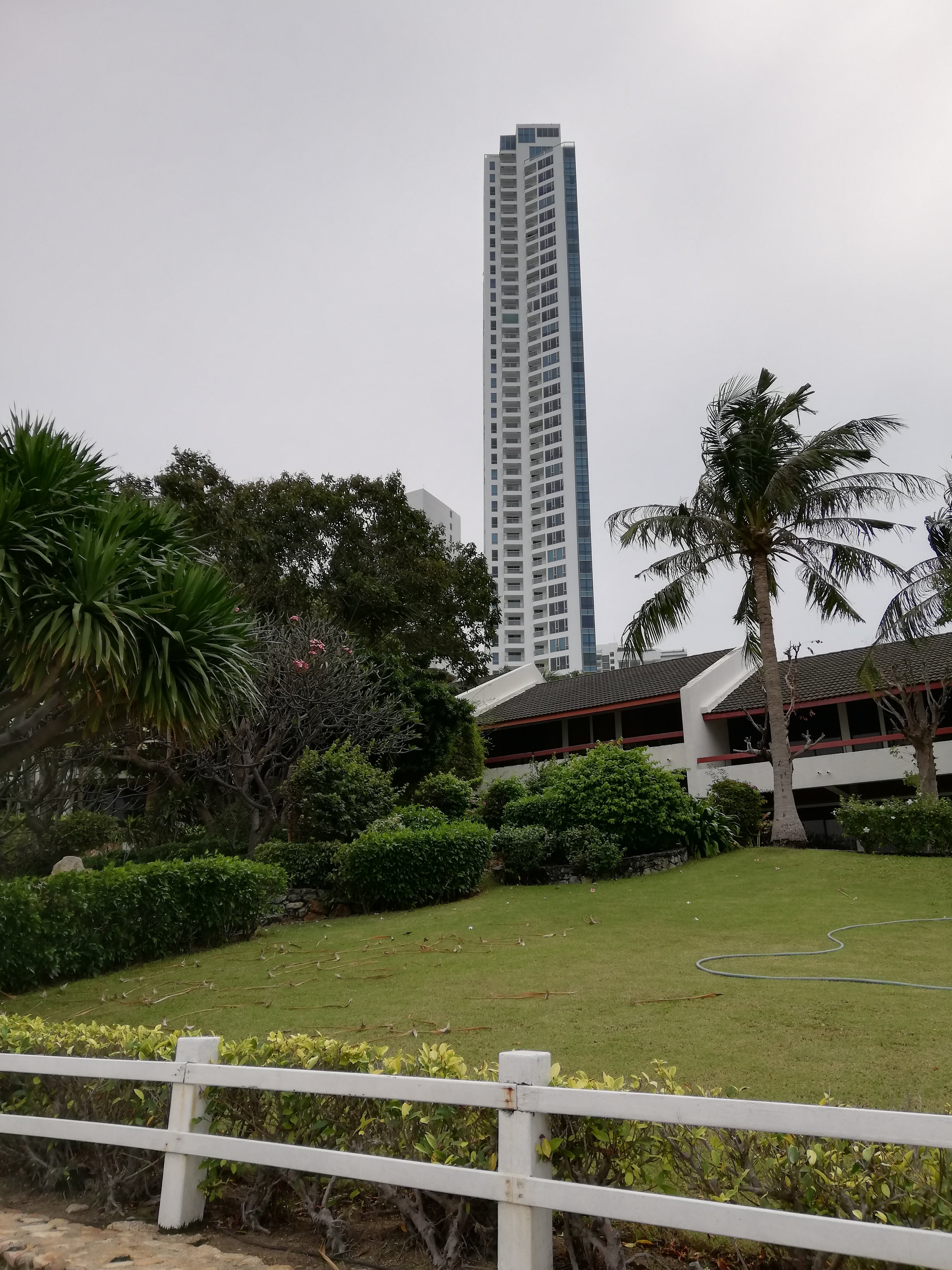 Фото Golden Tulip Pattaya Beach Resort