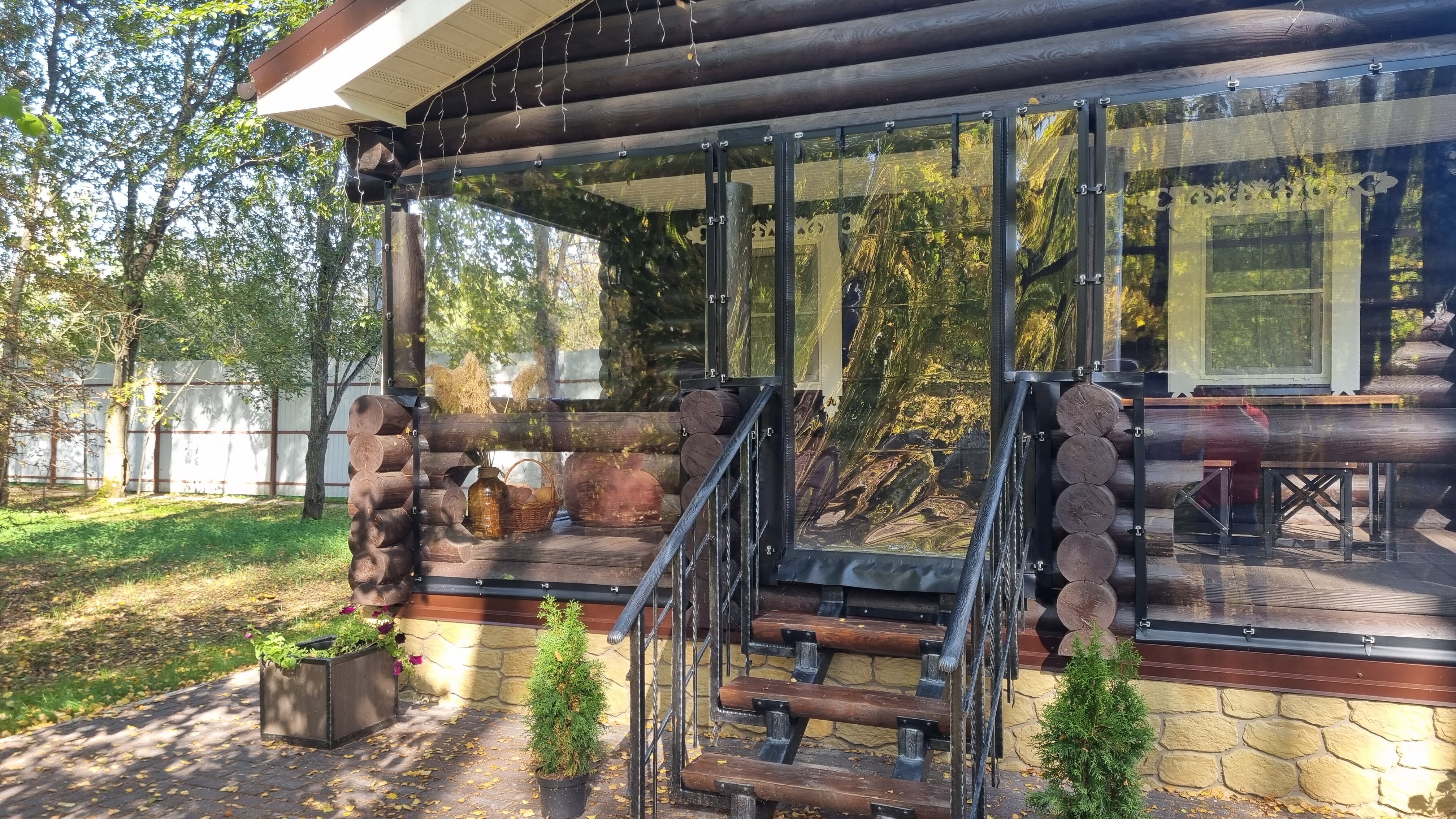 Фото Уютный домик в лесу у пруда