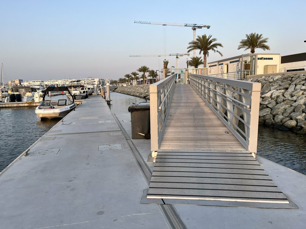 Surfing WakeCreek Wakesurfing, Dubai, photo