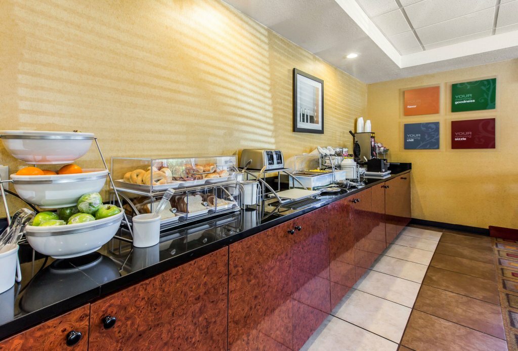 Фото Comfort Suites Forsyth near I-75