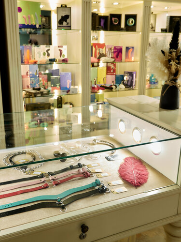 Көптеген еркектер бір әйелдің порносын трассалайды