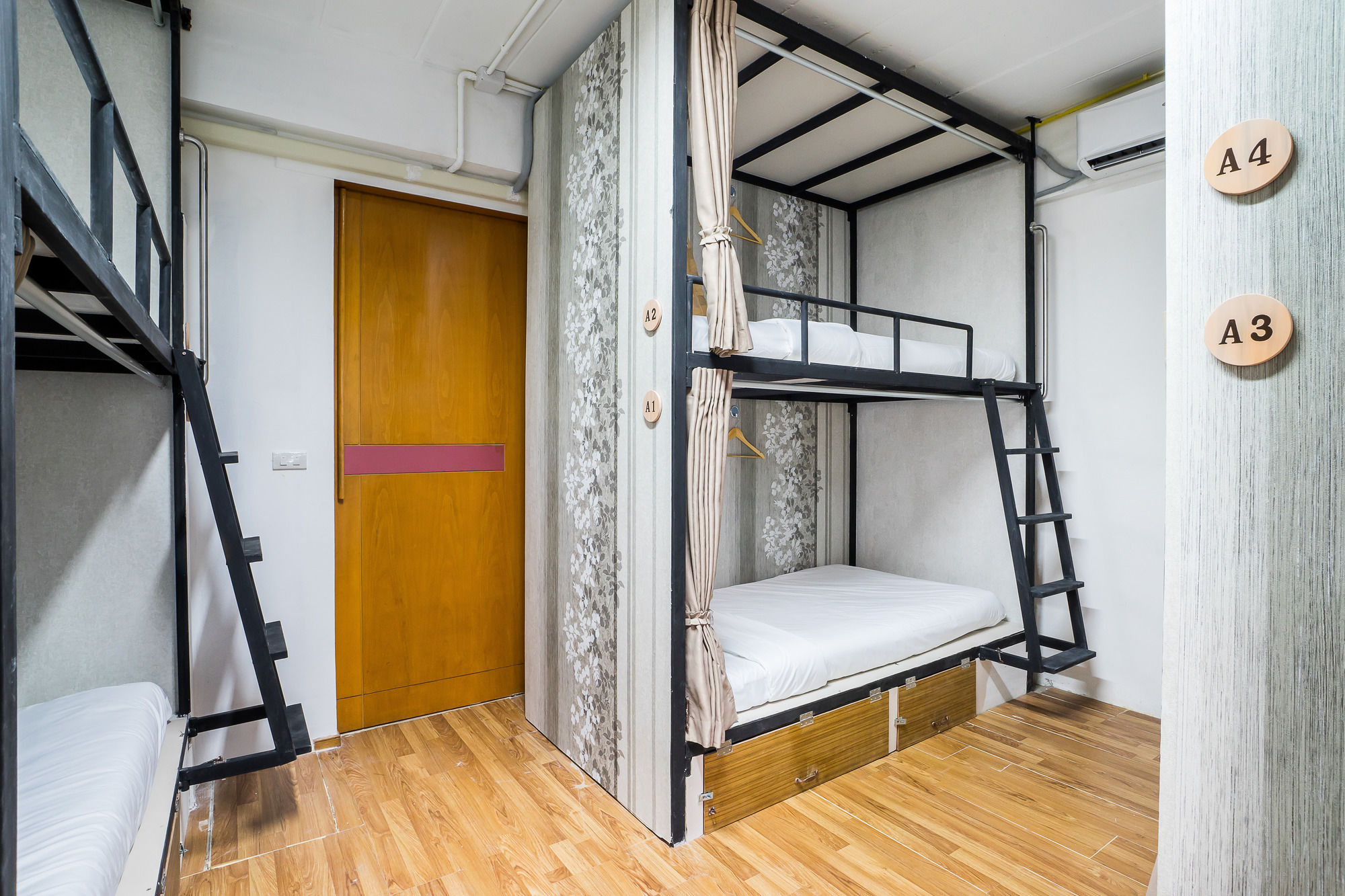 Фото Hostel At Thonglor