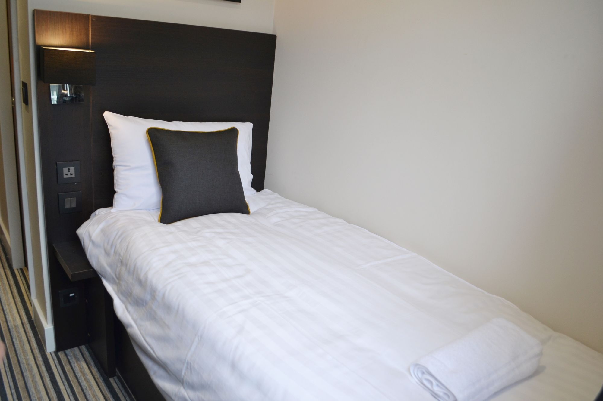 Фото The Tudor Inn Hotel