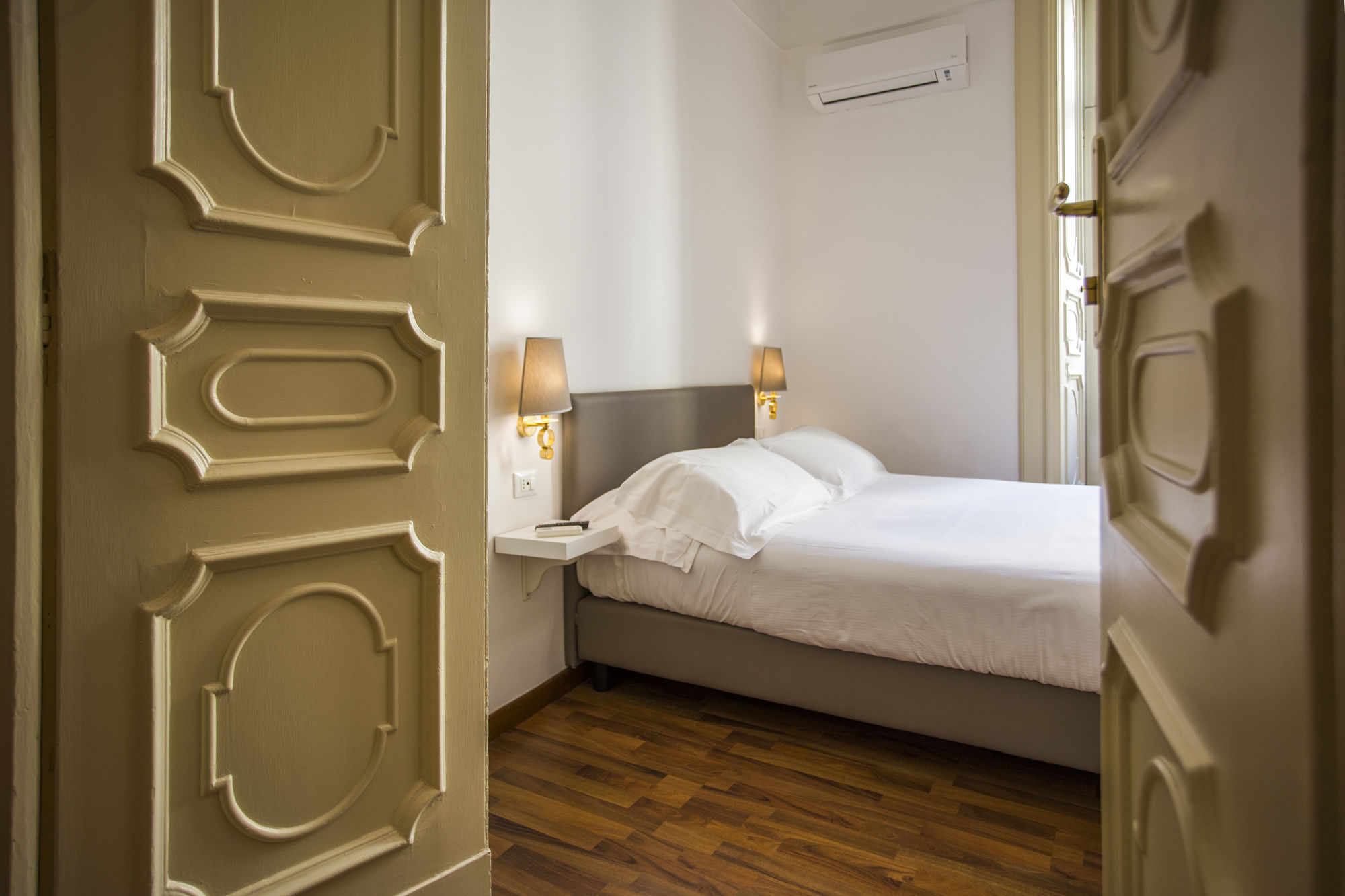 Фото Napoli Class Luxury Rooms & Suites