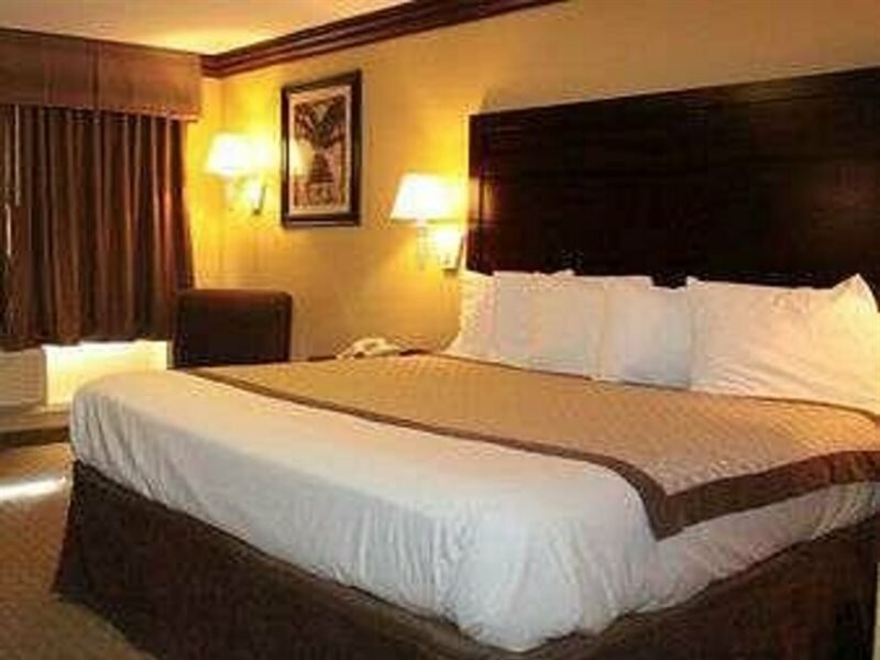 Фото Days Inn by Wyndham Lake Charles