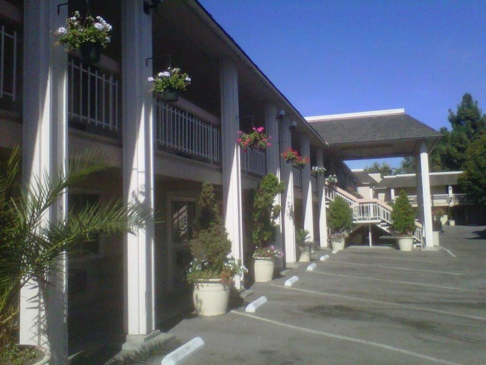 Фото Caravelle Inn & Suites