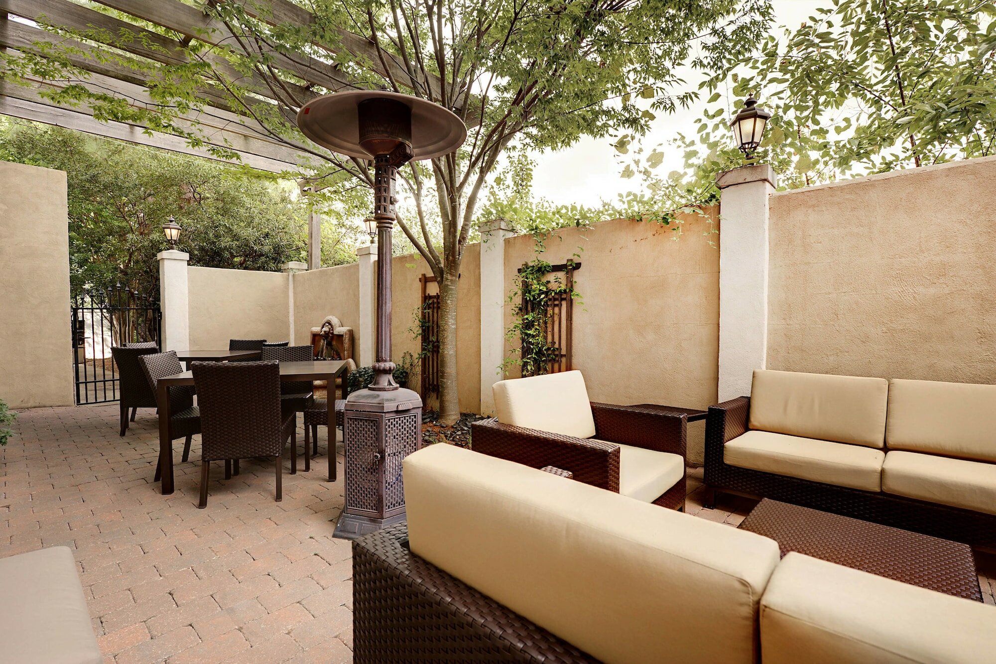 Фото Courtyard by Marriott Raleigh Crabtree Valley