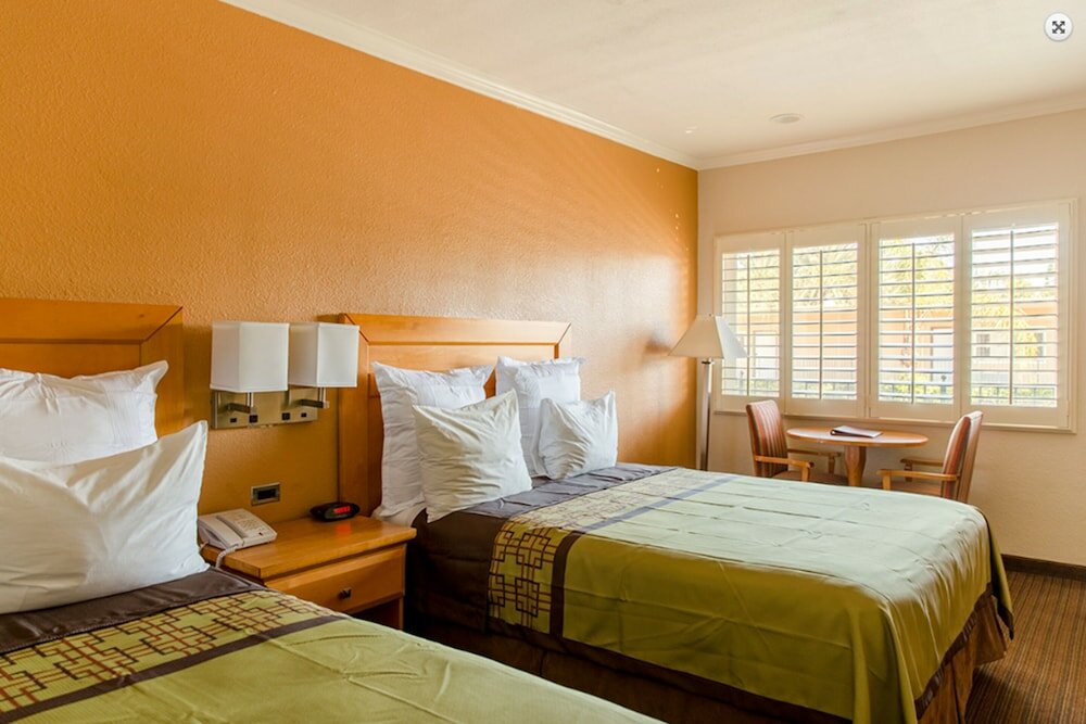 Фото Anaheim Islander Inn and Suites