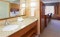 Фото Holiday Inn Express Fairfax - Arlington Boulevard, an Ihg Hotel