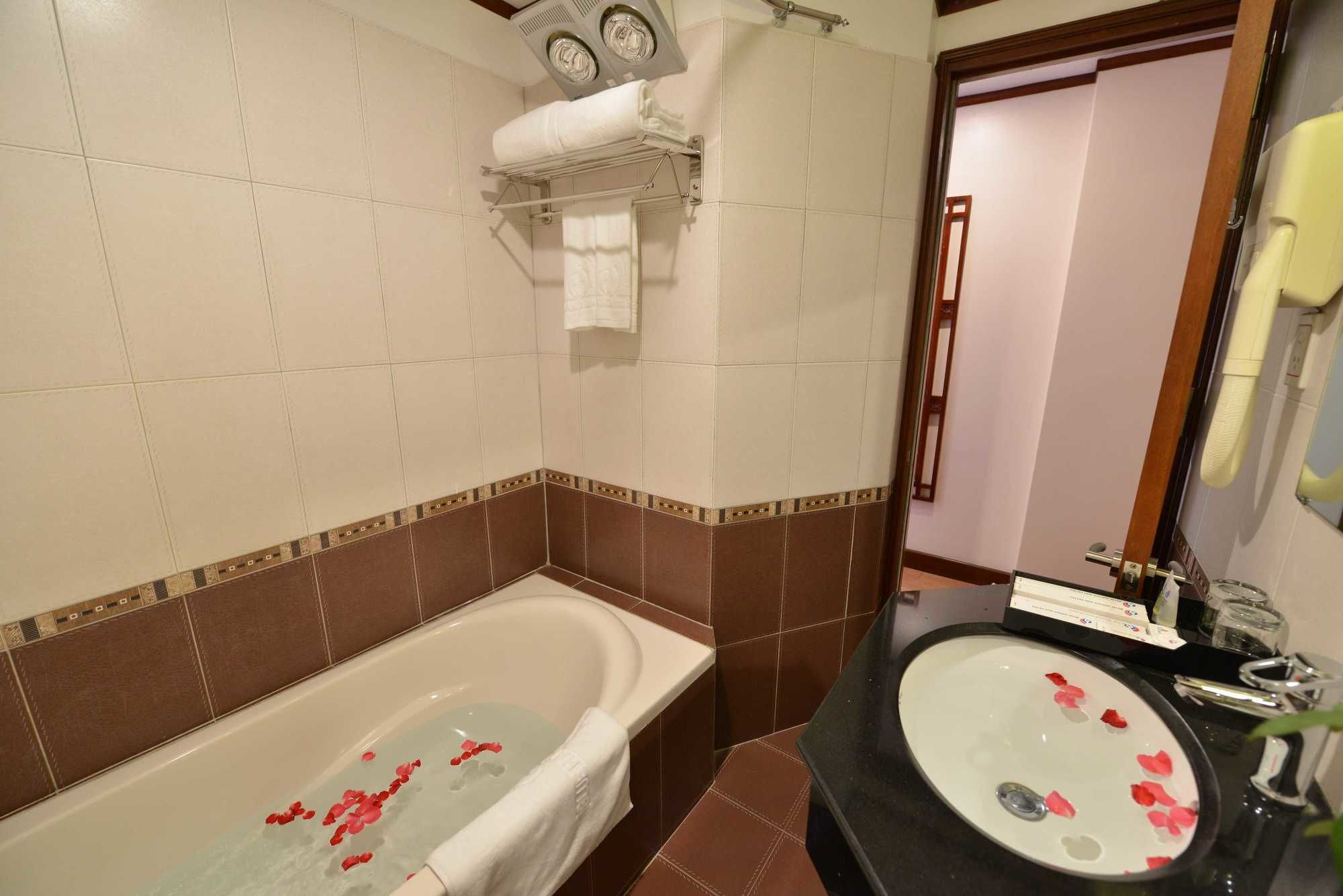 Фото Blue Ha Noi Inn Legend Hotel