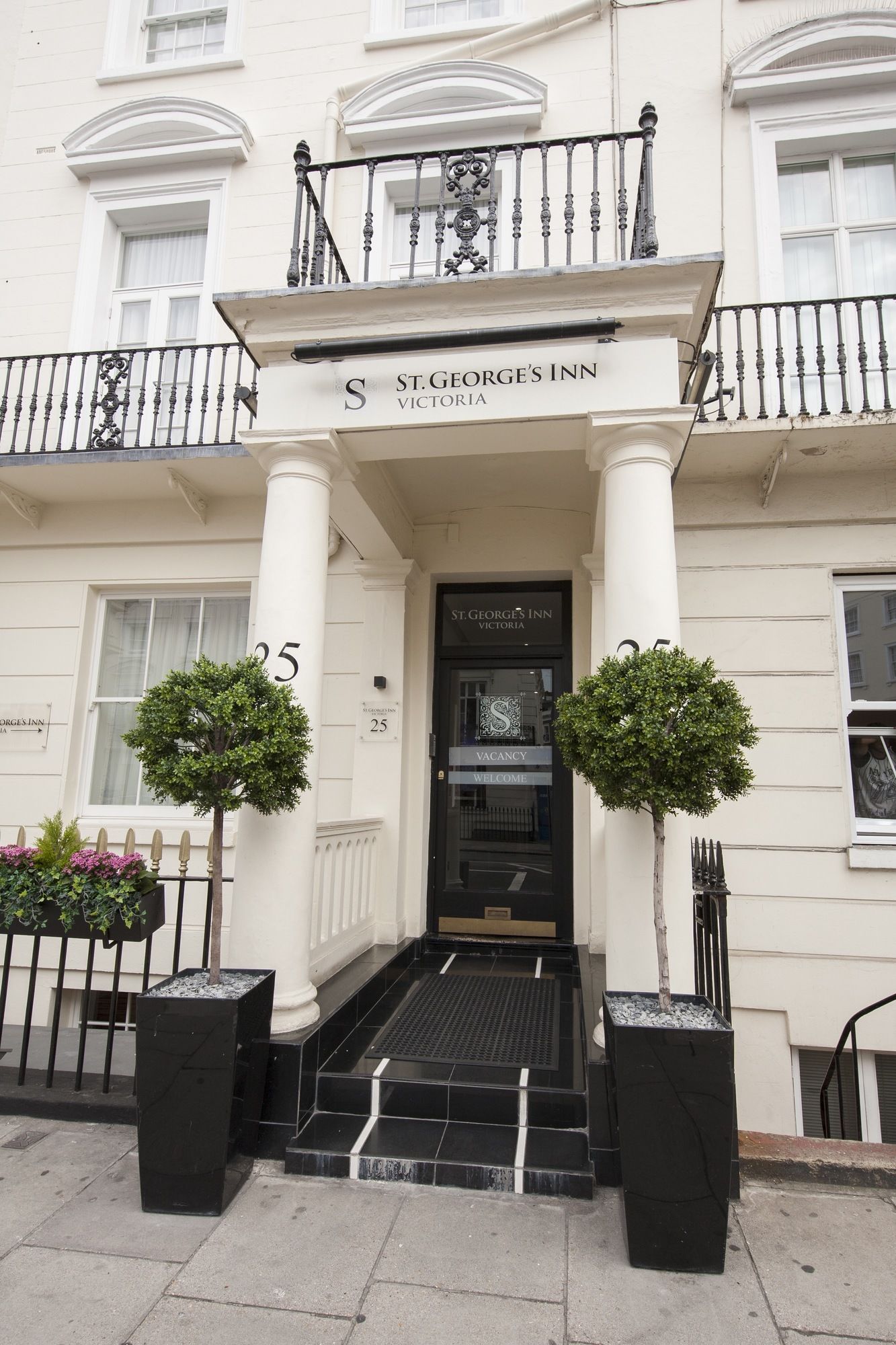 Фото St George's Inn Victoria