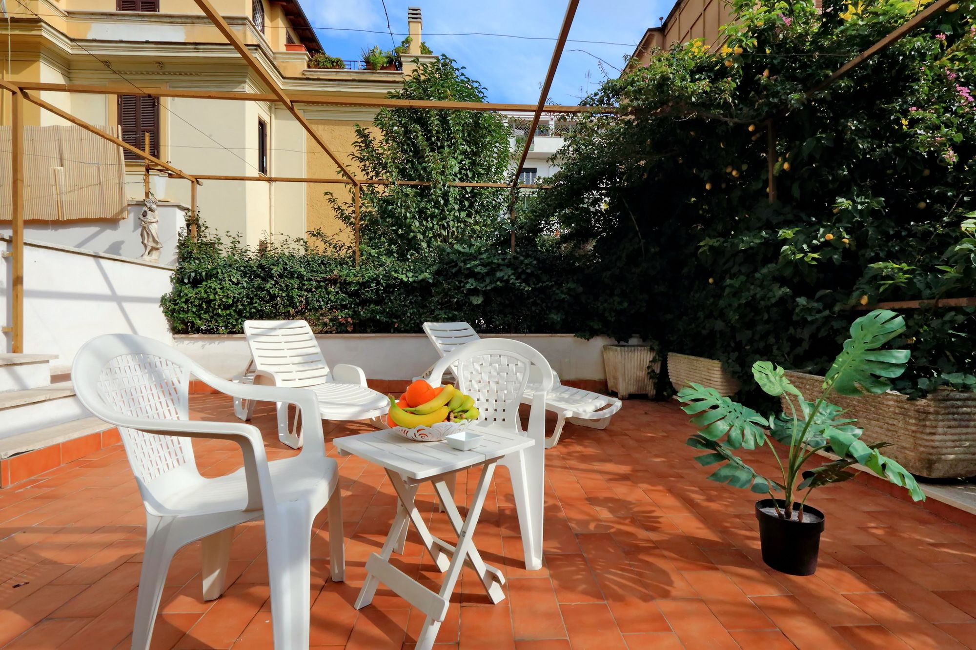 Фото  Pinidiroma Rooms and Suites