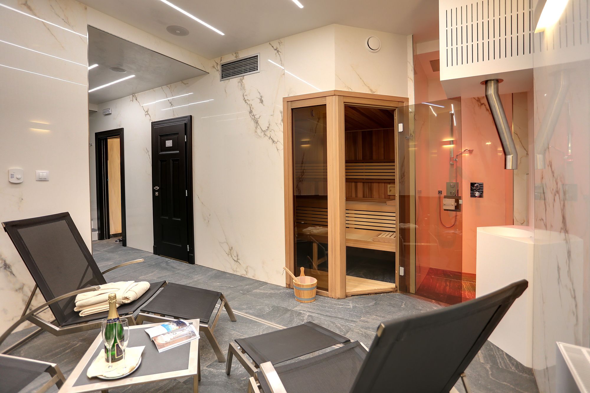 Фото Ferdinandhof Apart-Hotel