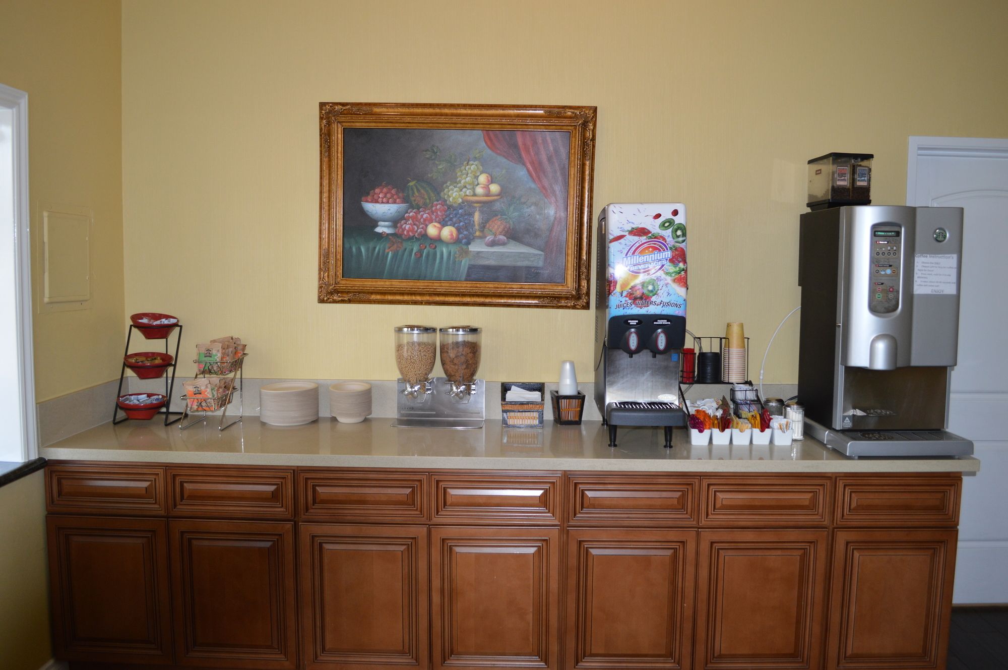 Фото Dynasty Suites Redlands