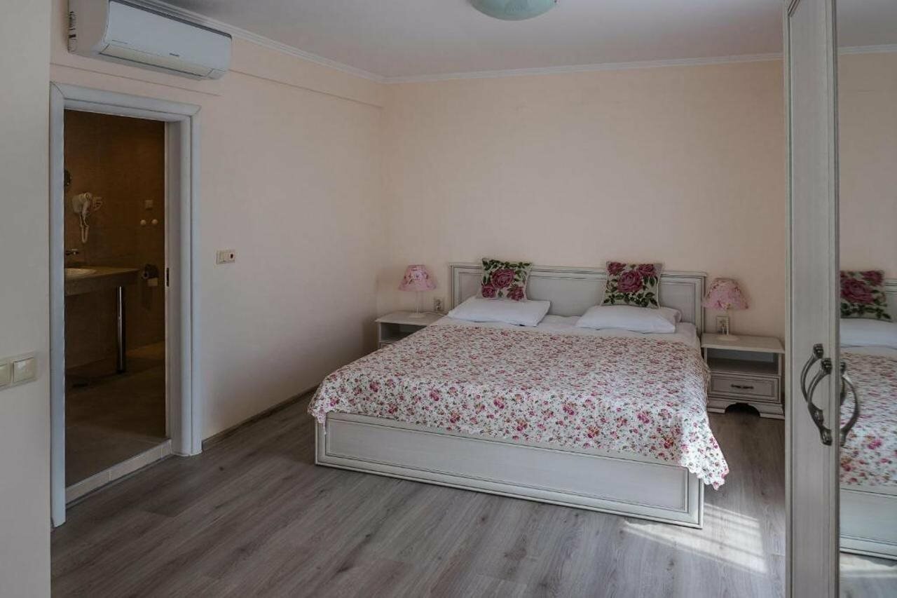 Фото White Rock Castle Hotel